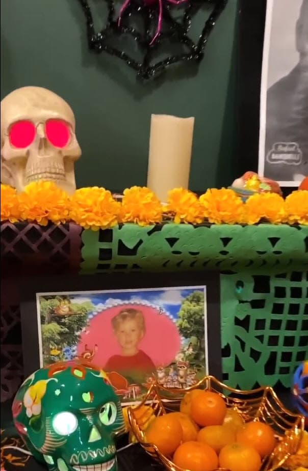 Una tierna imagen de su pequeña hija Viridiana, quien 
<b><a href="https://www.univision.com/entretenimiento/celebridades/fue-tras-el-patito-que-le-habia-regalado-en-su-cumpleanos-la-dramatica-muerte-de-la-hija-de-sylvia-pasquel-fotos">murió ahogada en la alberca de su casa</a></b>, también figura en el altar. Sylvia no suele mostrar fotos de ella, pero en esta ocasión hizo una excepción.
<br>