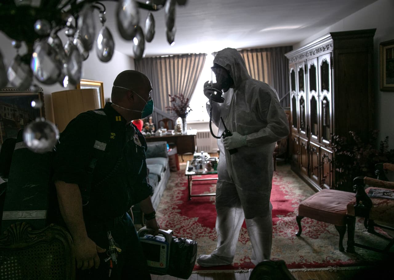 El personal médico de EMS, un proveedor privado de salud en el condado Westchester, ha asistido a los enfermos de covid-19 en sus casas y ha hecho los traslados de pacientes graves en la ciudad de Yonkers, en colaboración con el departamento de bomberos y la policía local.