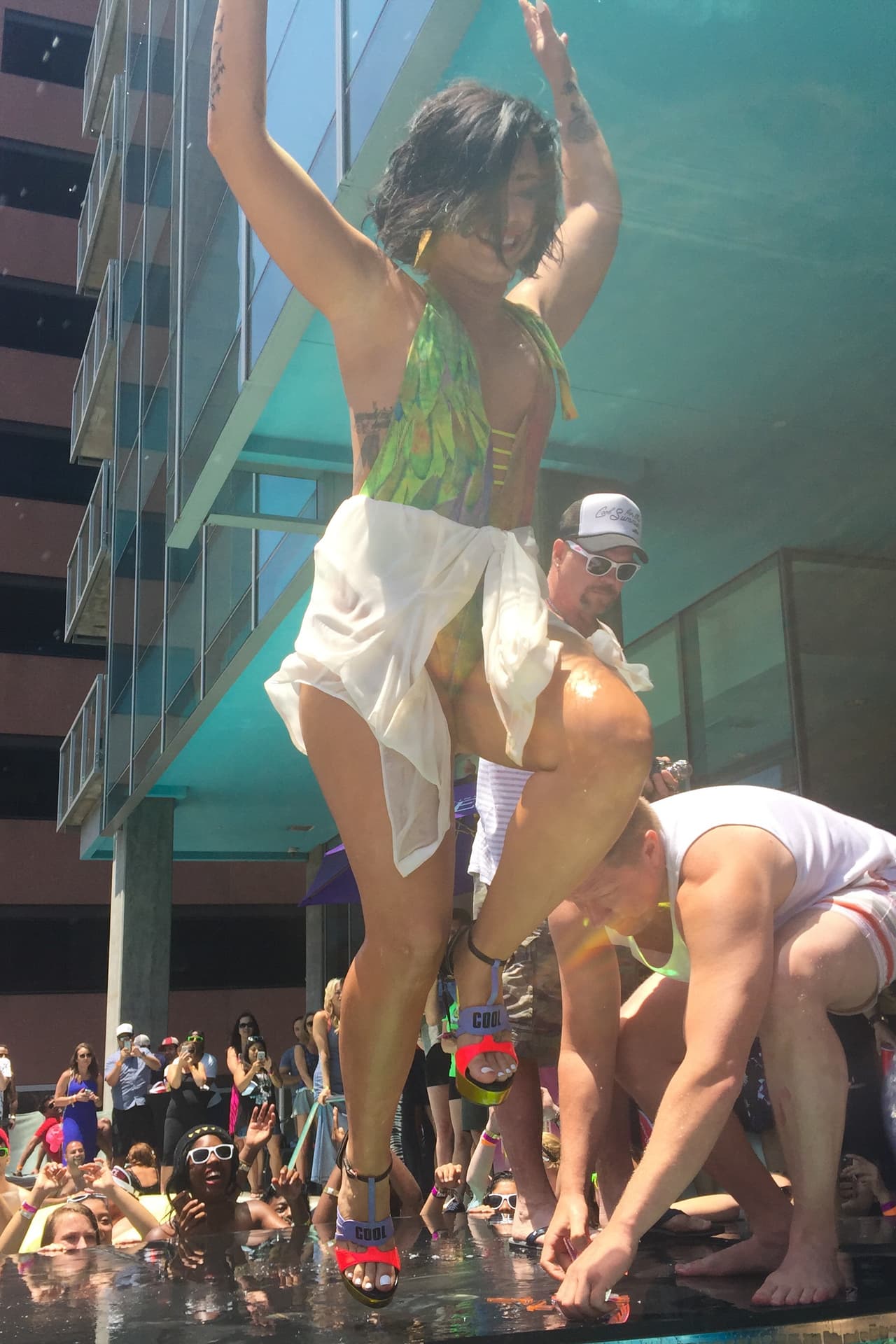 Demi siguió con la fiesta y dio un brinco para meterse a la alberca.