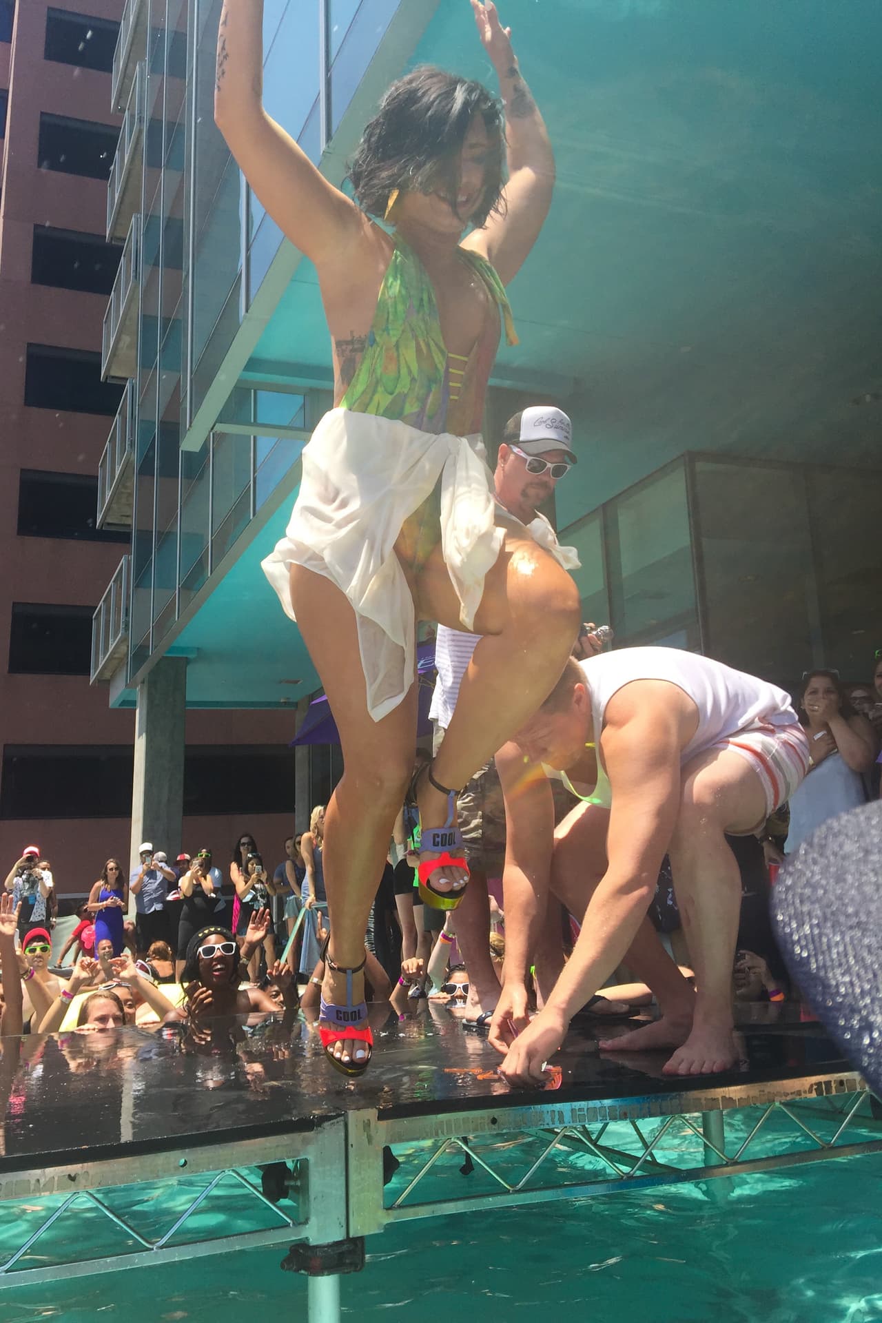 La cantante se dio un buen chapuzón.