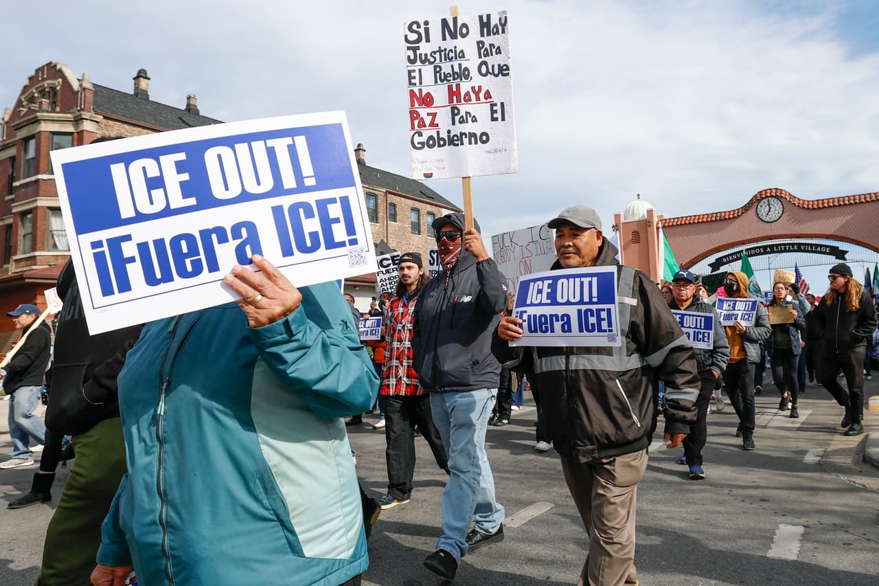 Por la mañana, una manifestación en el barrio de Old Irving Park, cerca de 
<b>North Kildare Avenue y West Waveland Avenue</b>, terminó con al menos 
<b>tres personas detenidas</b> tras un enfrentamiento entre residentes y agentes federales.
<br>
<br>Organizaciones locales reportaron el uso de 
<b>gas lacrimógeno</b>, lo que generó caos entre los presentes.