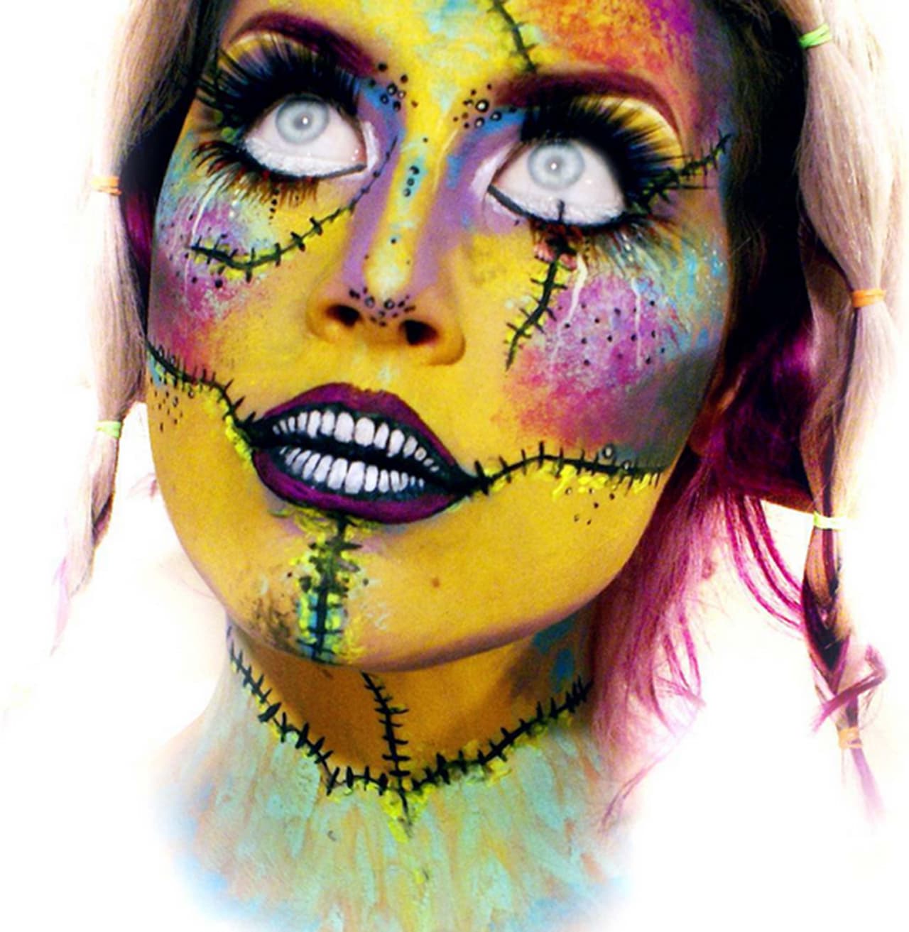 Ella dejó la lindura y el encanto para transformarse en un zombi hambriento.