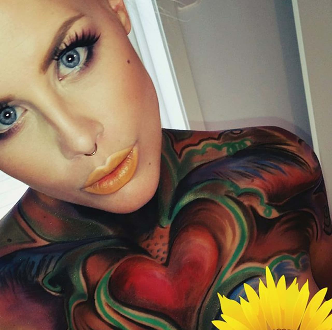 Una bella ‘vlogger’ se transformó en una horrible muñeca, una vampiresa de miedo y en el zombi más horripilante.