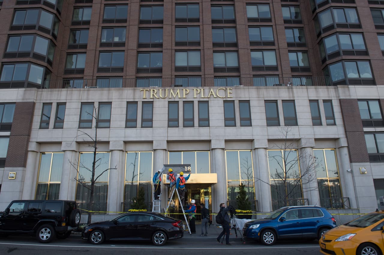 Más de 600 personas firmaron la petición
<i>online</i> antes de las elecciones para que se cambie la denominación del edificio que no pertenece al magnate inmobiliario pero tiene su nombre:
<i>Trump Place</i>.
<b><a href="https://www.change.org/p/dump-the-trump-name" target="_blank">La iniciativa fue impulsada por varios vecinos</a></b>.