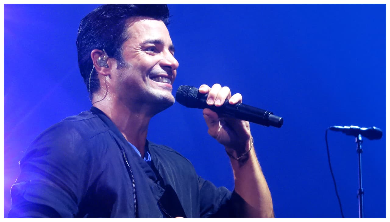 El cantante es muy coqueto y notamos que les guiñaba el ojo a su fans de las primeras filas.