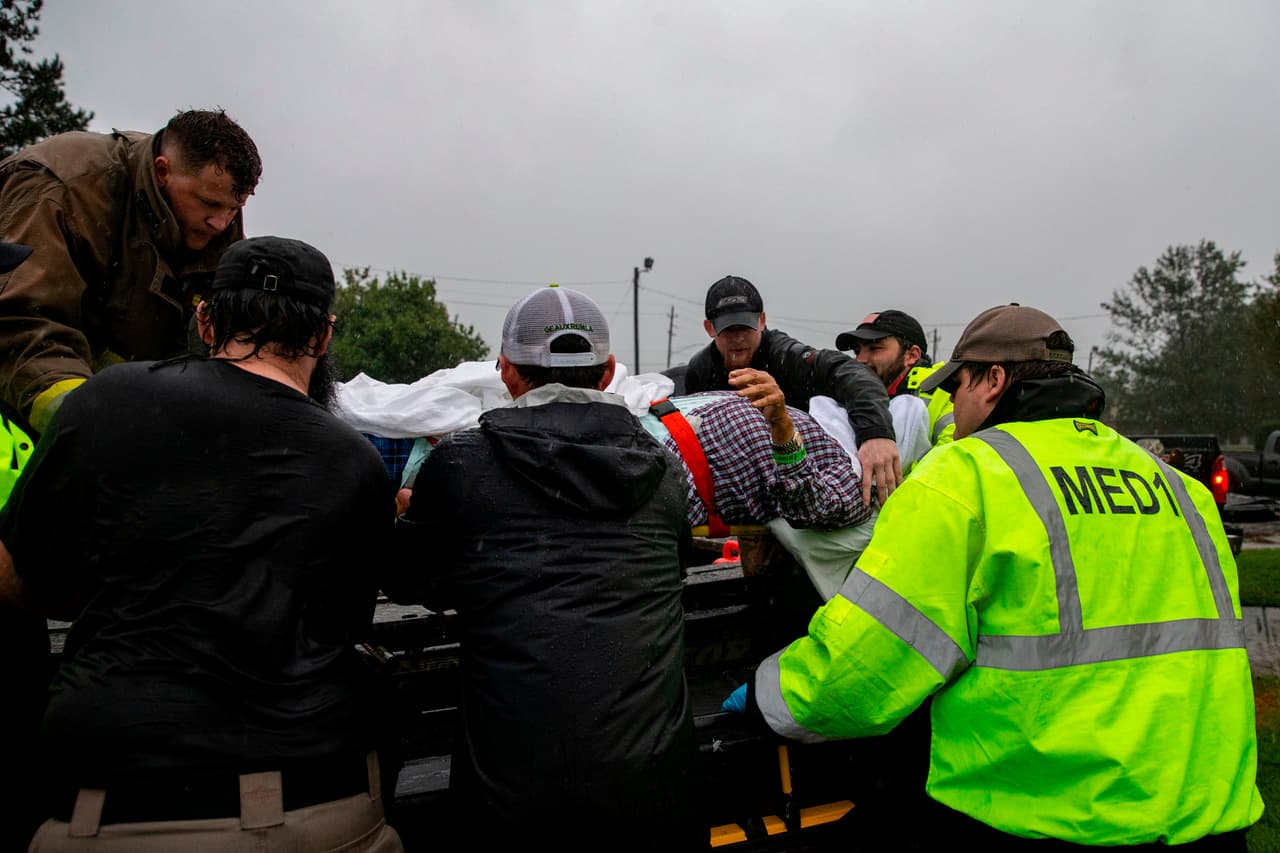 Un hogar de ancianos fue evacuado por las autoridades en Lumberton, allí la Armada Cajún colaboró con el traslado de los pacientes.