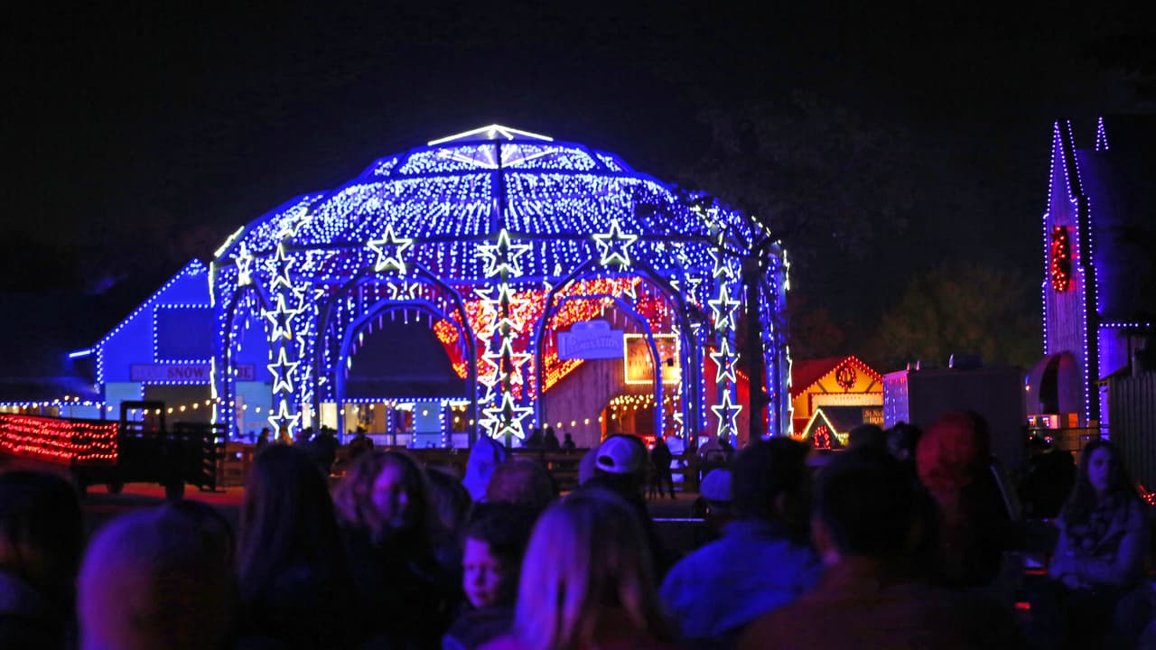 El kiosko de la estrella solitaria destaca un gran alumbrado que cambia al ritmo de la música.
