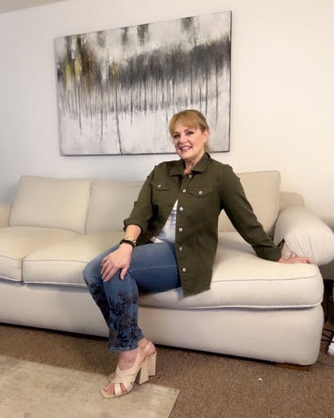 “Me desmaquillo con toallitas, luego un tónico que me quite los residuos, la bifásica para los ojos, agua y jabón, y crema de noche, y gotitas, y el hialurónico y todos los ‘tónicos y iónicos’ habidos y por haber, y luego ya te oreas”, le contó Buenfil a la publicación mexicana. 
<br>