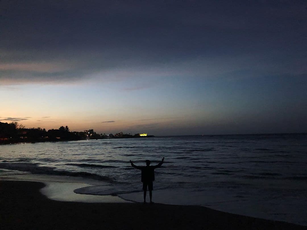 "Te amo mi bella República Dominicana. Me siento en casa y me siento seguro aquí. [...] Los locos existen en todos los sitios. No dejen que el mal de unos pocos ensucie la belleza de muchos, de un país", reflexionó al recordar la agresión que sufrió 
<b><a href="https://www.univision.com/shows/noticiero-univision/lo-que-se-sabe-de-la-investigacion-del-atentado-contra-david-ortiz-en-medio-de-las-especulaciones-en-redes-sociales-video">David Ortiz</a></b> en la capital del país, Santo Domingo.