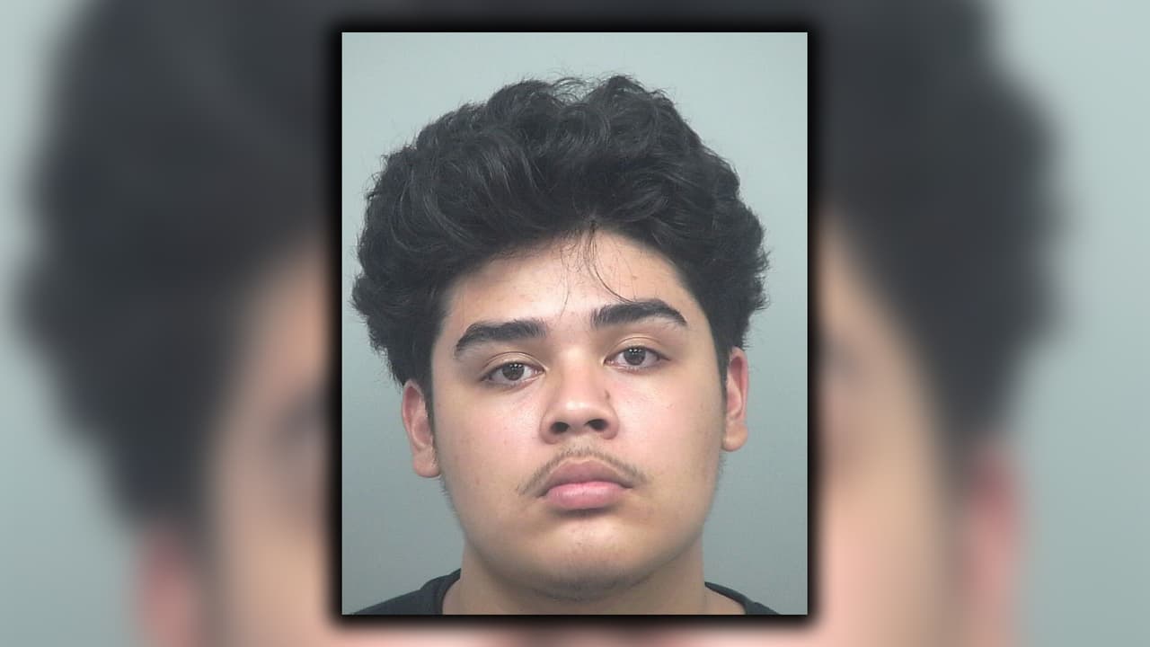 Allen Avalos Olea - Acusado de posesión de sustancia contralada, manejar sin una licencia valida.