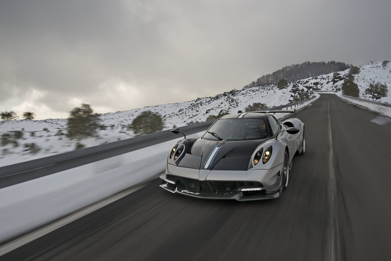 <b>5- Pagani Huayra: 13 mpg</b>
<br>Precio Inicial: $1,070,500
<br>Motor: Twin-Turbo 6.0 L V12
<br>Potencia: 720 HP / 738 LB-PIE
<br>Peso: 3,200 LBS