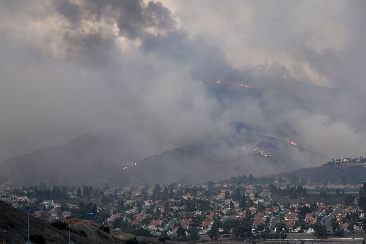 Fuera de control: El incendio Blue Ridge sigue creciendo y amenaza viviendas millonarias en Yorba Linda