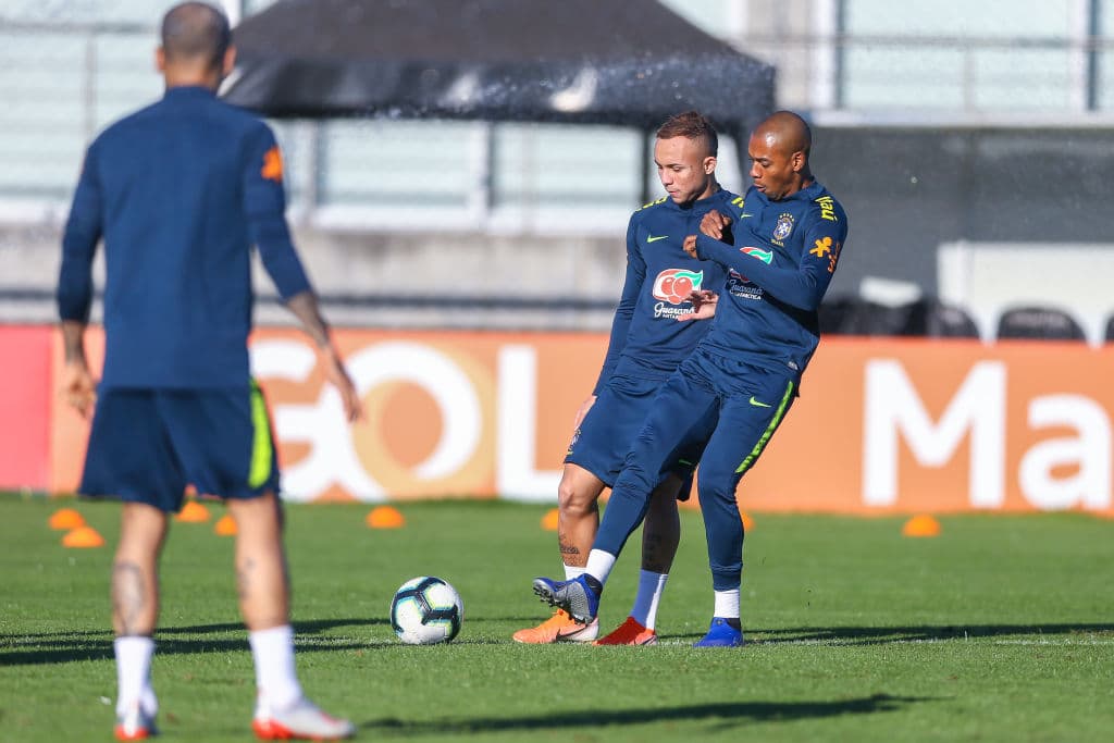 Brasil, además de la obligación como país sede, y todos su blasones, tiene la urgencia de recuperar el prestigio en la contienda continental, luego de que ganaran en 2007 la Copa América por última vez; en 2011 y en 2015, sucumbieron en la etapa de Cuartos de Final, ni más ni menos que, con Paraguay, el rival en turno este jueves. En 2016 la Canarinha ni siquiera pasó de la fase de grupos. Con esto en mente, el equipo plagado de estrellas, dirigido por Tite, cerró con fuerza su práctica final antes de volver a verse las caras con su modesto pero incómodo rival y vecino geográfico.