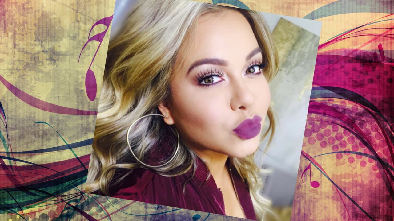 Chiquis siempre sale bien en sus selfies. ¿Y cómo no? La cantante es una mujer hermosa. Con un rostro así, todas queremos hacernos selfies. She's a curvy woman with a lot of sass. Jenni would be so proud!