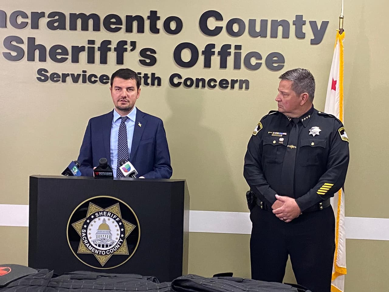Oficina del Sheriff de Sacramento hace donativo de chalecos antibalas para voluntarios y personas vulnerables en Ucrania