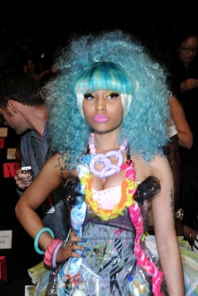 Durante su carrera, la cantante ha aparecido con pelucas azules.