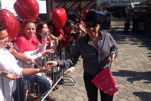 Pese al reconocimiento del que goza desde hace años en el área de California, Tito se tomó el tiempo de saludar y firmar autógrafos.