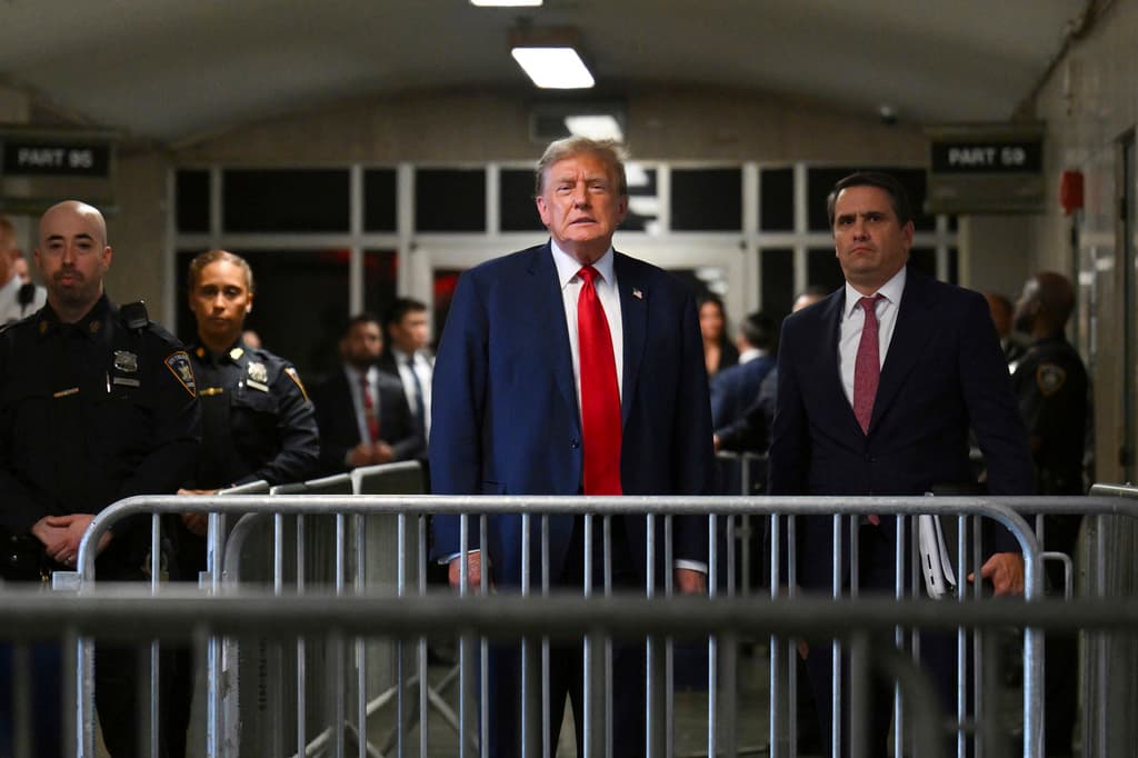 Juicio penal a Trump | Combativo frente a las cámaras y reservado dentro de la corte: cómo Trump llevó su campaña al tribunal en Nueva York