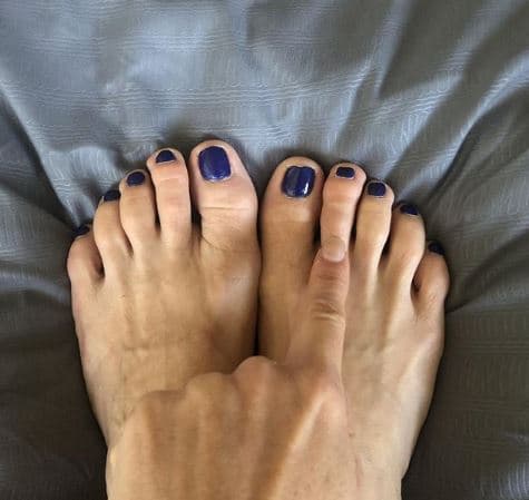 En su perfil de Instagram, la actriz de 54 años de edad compartió esta imagen donde escribió: "Este dedo se me rompió el miércoles pasado (24 de ocubre) y hasta hoy me di cuenta, pues fui al doctor porque, ¡no podía del dolor! Nada qué hacer, analgésicos y ya".