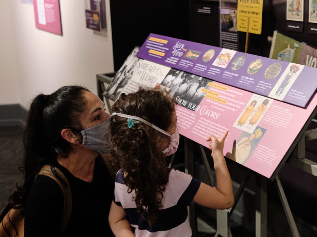 <b>VISITA EL NATIONAL CONSTITUTION CENTER</b>. Explora los espacios de la galería y las exhibiciones permanentes en el Centro Nacional de la Constitución, disfruta de una presentación en vivo de Freedom Rising y mira la programación especial del fin de semana de Memorial Day.