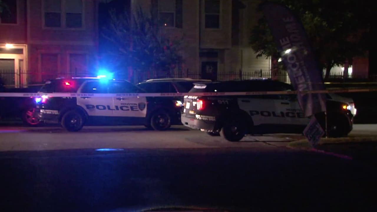 Las pistas se deben proporcionar a través de la línea telefónica 713-308-3600 o Crime Stoppers al 713-222-TIPS.