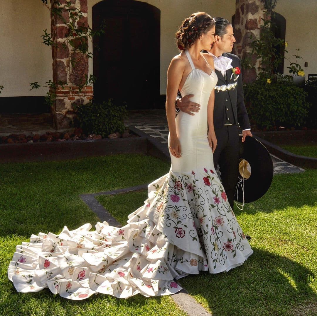 Me hace muy feliz ver mi vestido, pero sobre todo me hace muy feliz el matrimonio que he formado con mi esposo, con la familia que ahora tengo, con mis dos hijos”, señaló Ana Patricia en la publicación que hasta el momento cuenta con casi 15 mil reacciones en Facebook.
