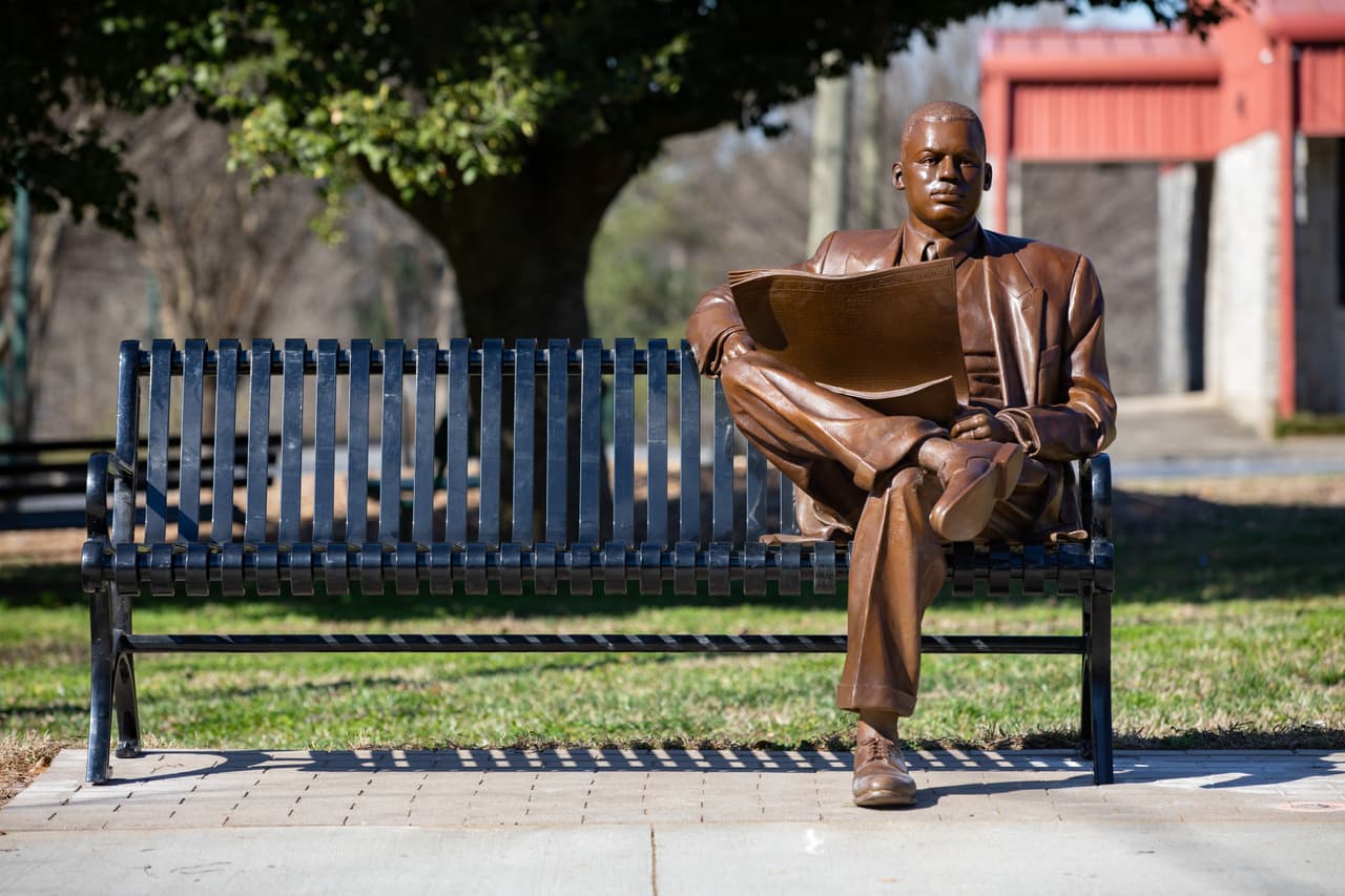 Las bancas se encuentran a lo largo de Martin Luther King Jr., Drive. frente a Mozley Park.