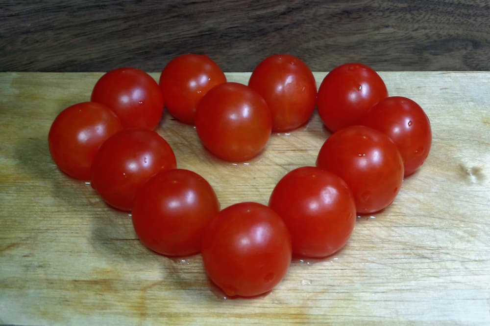 Quizá por su estímulo a la testosterona es que el tomate es incluido entonces como ingrediente en algunos rituales de amor, ya sea para intensificar la pasión en una relación o para potenciar la virilidad en un hombre.