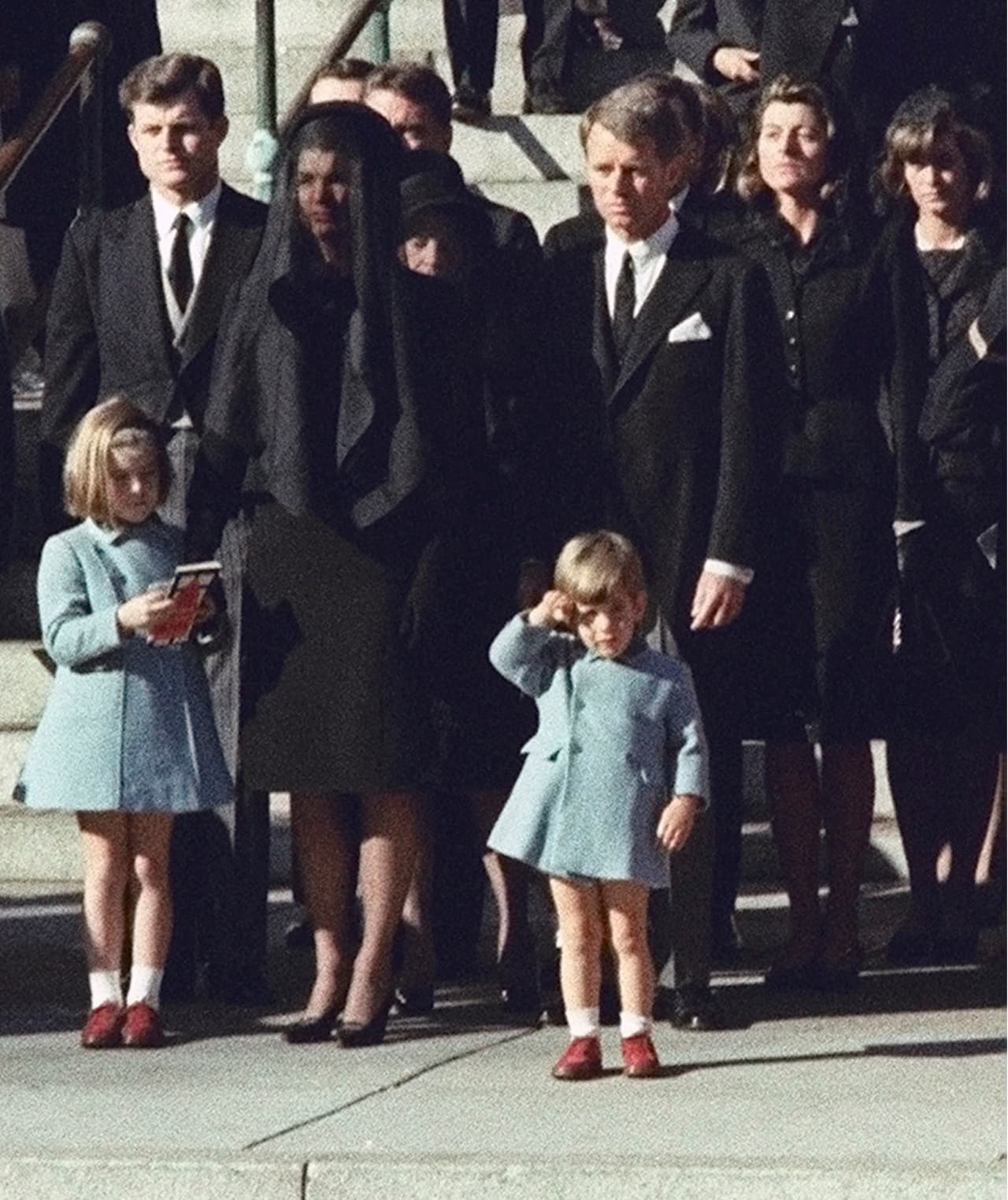 John Kennedy jr. saluda la caravana que trasladó el cuerpo de su padre, durante su funeral de Estado en Washington, el 25 de noviembre de 1963. Junto a él su hermana Caroline, su madre Jackeline y sus tíos Edward y Robert kennedy .