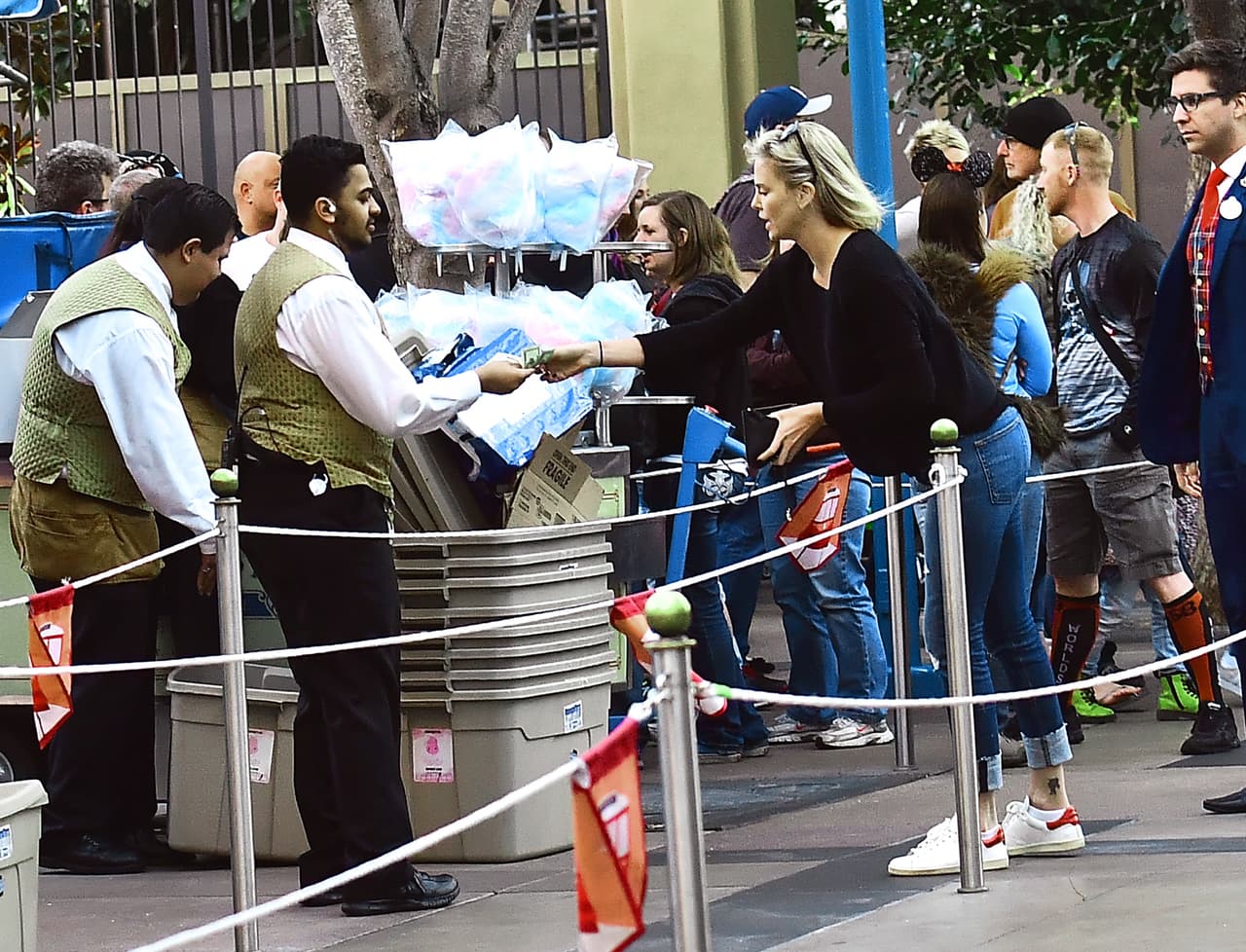 También les compró a sus pequeños un algodón de azúcar.