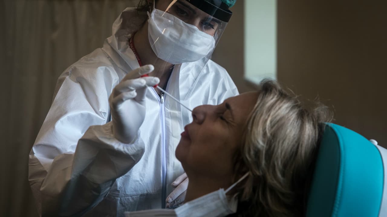 <b>ANTES Y DESPUÉS DE CADA VIAJE</b>
<br>
<br>Algo que preocupa a las autoridades de salud es que personas que tienen el coronavirus pero no lo saben, o no presentan síntomas,
<a href="https://www.univision.com/local/san-francisco-kdtv/estamos-en-un-punto-critico-temen-que-contagios-durante-thanksgiving-lleven-al-colapso-de-hospitales">viajen durante esta semana de 'Thanksgiving'</a>, poniendo a otras personas en riesgo de contagiarse. Por eso, las autoridades de California han ampliado el número de centros de pruebas disponibles antes y después del Día de Acción de Gracias. Es normal que transcurran varios días desde el momento que alguien se contagia hasta que desarrolle síntomas de coronavirus, pero aún así, asegúrate que no seas tú quien pone a tu familia en peligro.