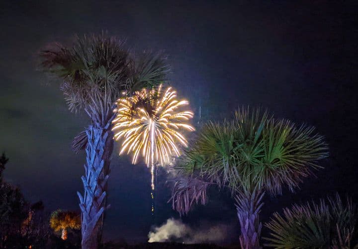 El fin de semana del 18 de diciembre, observa cómo se ilumina el cielo nocturno mientras se celebra la temporada con dos noches de fuegos artificiales.