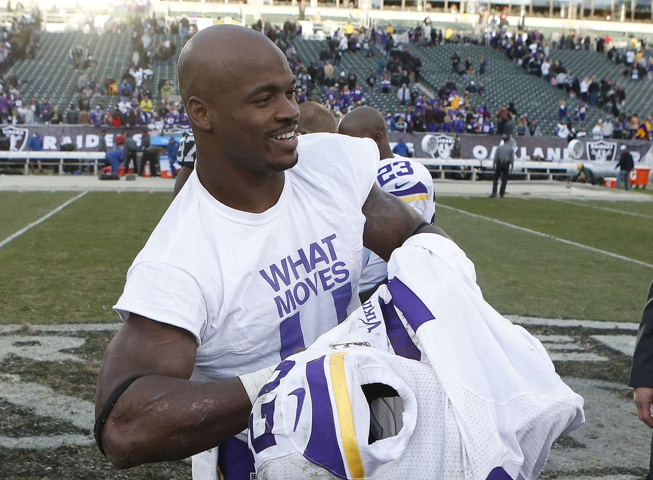 Adrian Peterson tuvo entrenamiento limitado por un problema en la corva