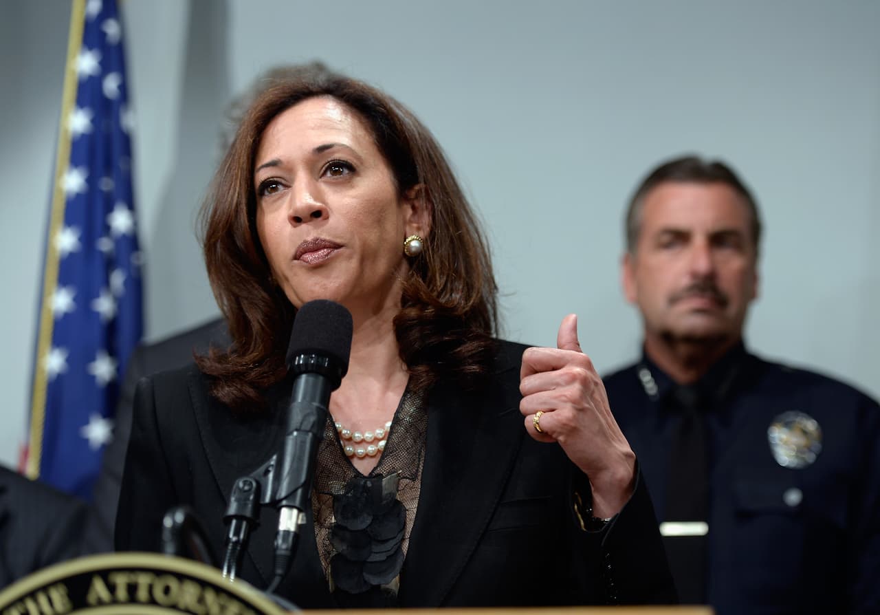 Antes de su elección al Senado, Harris se desempeñó como fiscal de distrito de San Francisco (entre 2004 y 2011) y como fiscal general de California (de 2011 a 2017). Su desempeño como fiscal le valió elogios por parte de Joe Biden.