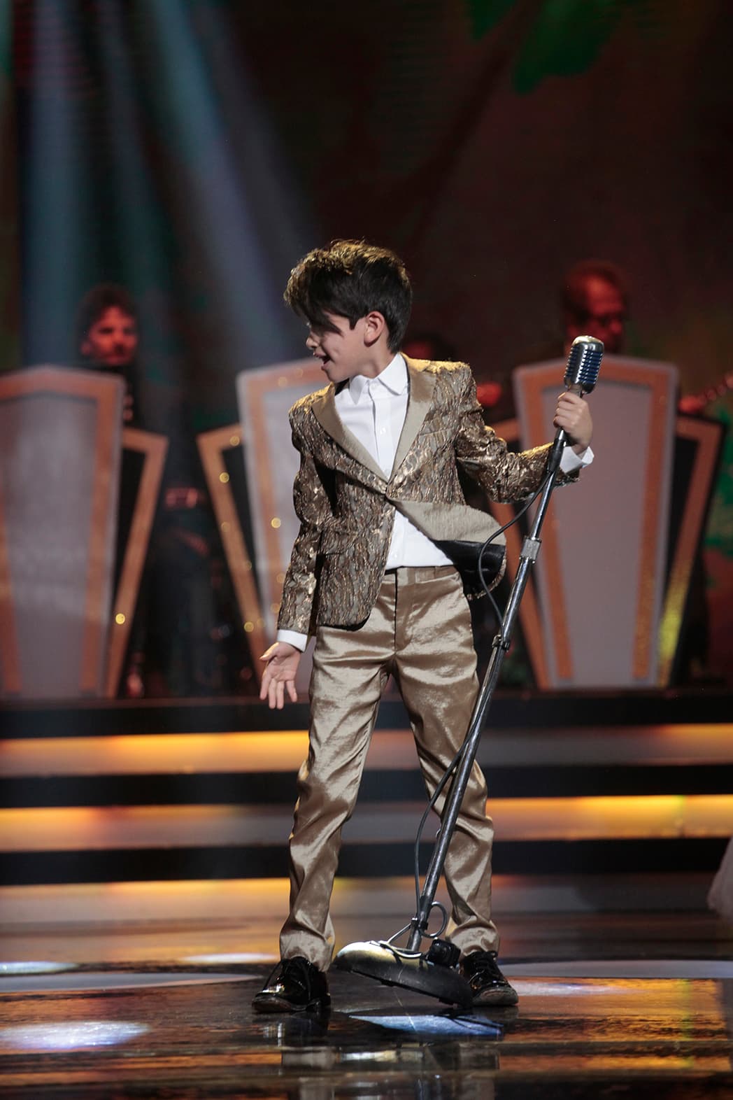 Era turno de Kenneth. Antes de cantar, el cantante expresó sus deseos de compaginar esta carrera con la de futbolista. Posteriormente interpretó el tema 'Dígale', de David Bisbal; los jueces hicieron hincapié en que ésta no fue su mejor interpretación.