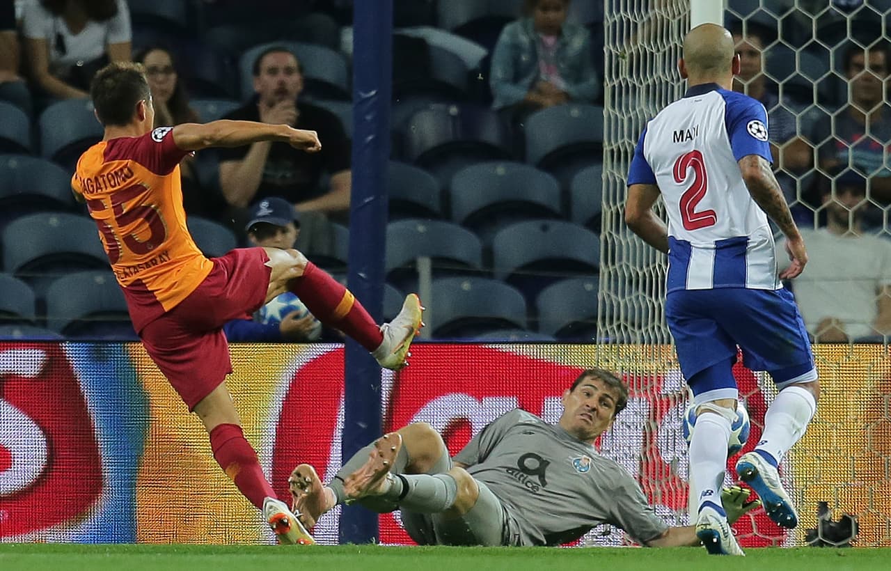 En la recta final del primer tiempo, en un contragolpe que pintaba muy mal para el Porto, Sinan Gumus quedó en un mano a mano con Casillas pero el portero español le negó el gol.