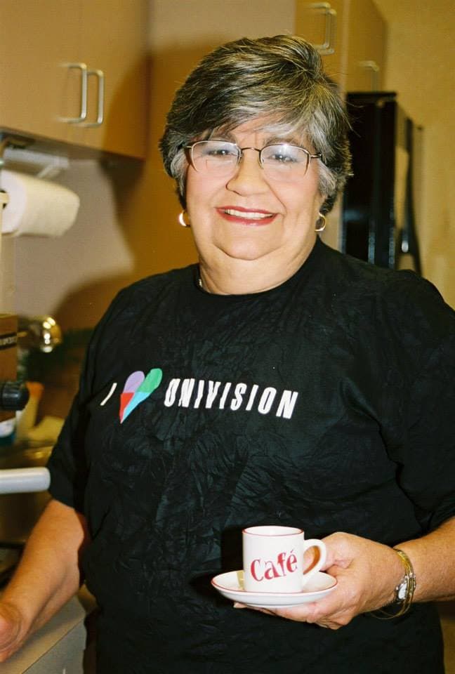 Con su carismática personalidad, se ganó al público y a sus compañeros.