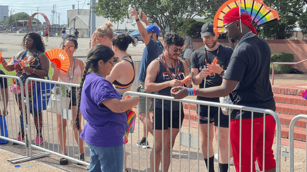 También se registraron altas temperaturas durante el evento, por lo que los asistentes se refrescaron con abanicos y toldos que estaban disponibles para ellos.