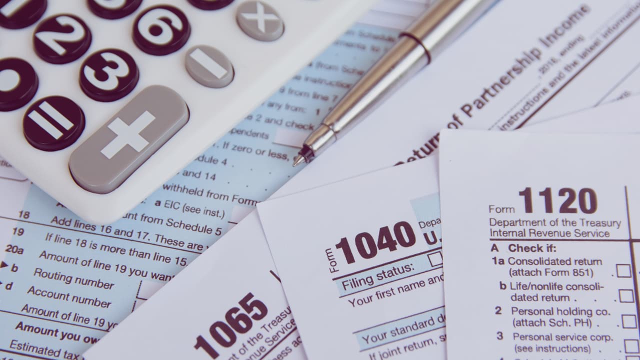 IRS ofrece extensión de 6 meses para declarar impuestos sin penalidades, pero intereses siguen acumulándose