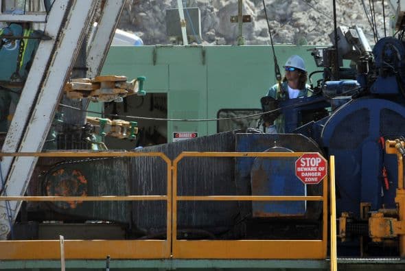 André Sougarret, ingeniero jefe de los rescatistas, expresó su preocupación que en los metros que faltan para llegar al fondo de la mina se repita lo sucedido en el nivel 268, cuando la perforadora pasó muy cerca de una galería, lo que detuvo los trabajos por cuatro días.