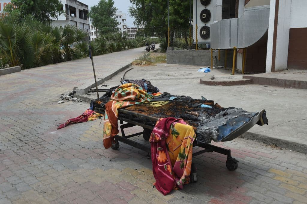 Vijay Rupani, primer ministro del estado de Gujarat, dijo en Twitter que dos altos funcionarios estatales habían sido enviados al lugar y que se abrirá una investigación judicial de lo ocurrido. En un tuit anterior Rupani ofreció $5,398 en compensación a las familias de cada una de las víctimas.