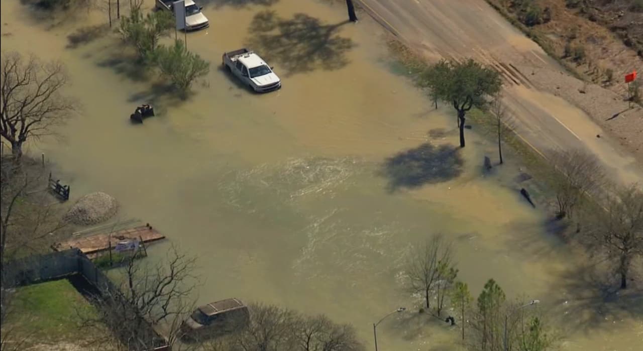 El alcalde de Houston, 
<a href="https://www.univision.com/local/houston-kxln/la-tuberia-averiada-tiene-35-anos-de-antiguedad-alcalde-turner-da-detalles-de-la-inundacion-en-la-carretera-610-video">Sylvester Turner,</a> dijo que confían en que las reparaciones se hagan a lo largo de este día y que el viernes todo regrese a la normalidad.