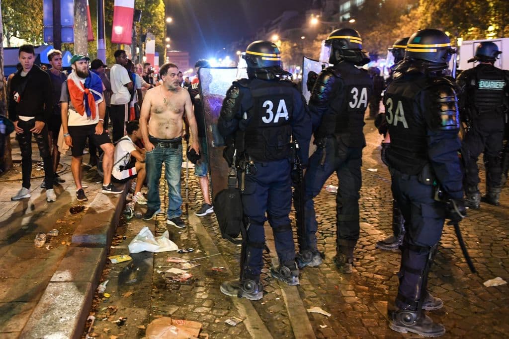 La madrugada en París fue escenario de enfrentamientos entre la Policía y cientos de personas tras la celebración del título de Francia en el Mundial de Rusia 2018.