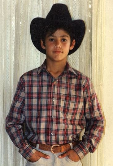 Este pequeño soñaba en grande y nunca immaginó que cumpliría su sueño. No solo es cantante, también tuvo sus momentos en la pantalla chica catuando en telenovelas.