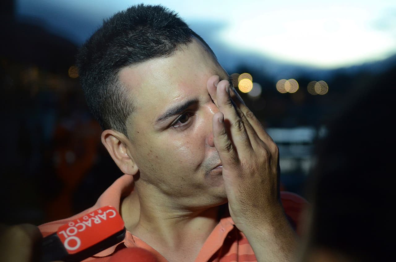 "De un momento a otro sentimos el estruendo muy fuerte. Se partió el pedazo izquierdo y fue cuando empezó el barco a hundirse para el lado izquierdo", contó José Gilberto Villegas, uno de los sobrevivientes, quien tiene dos familiares desaparecidos.