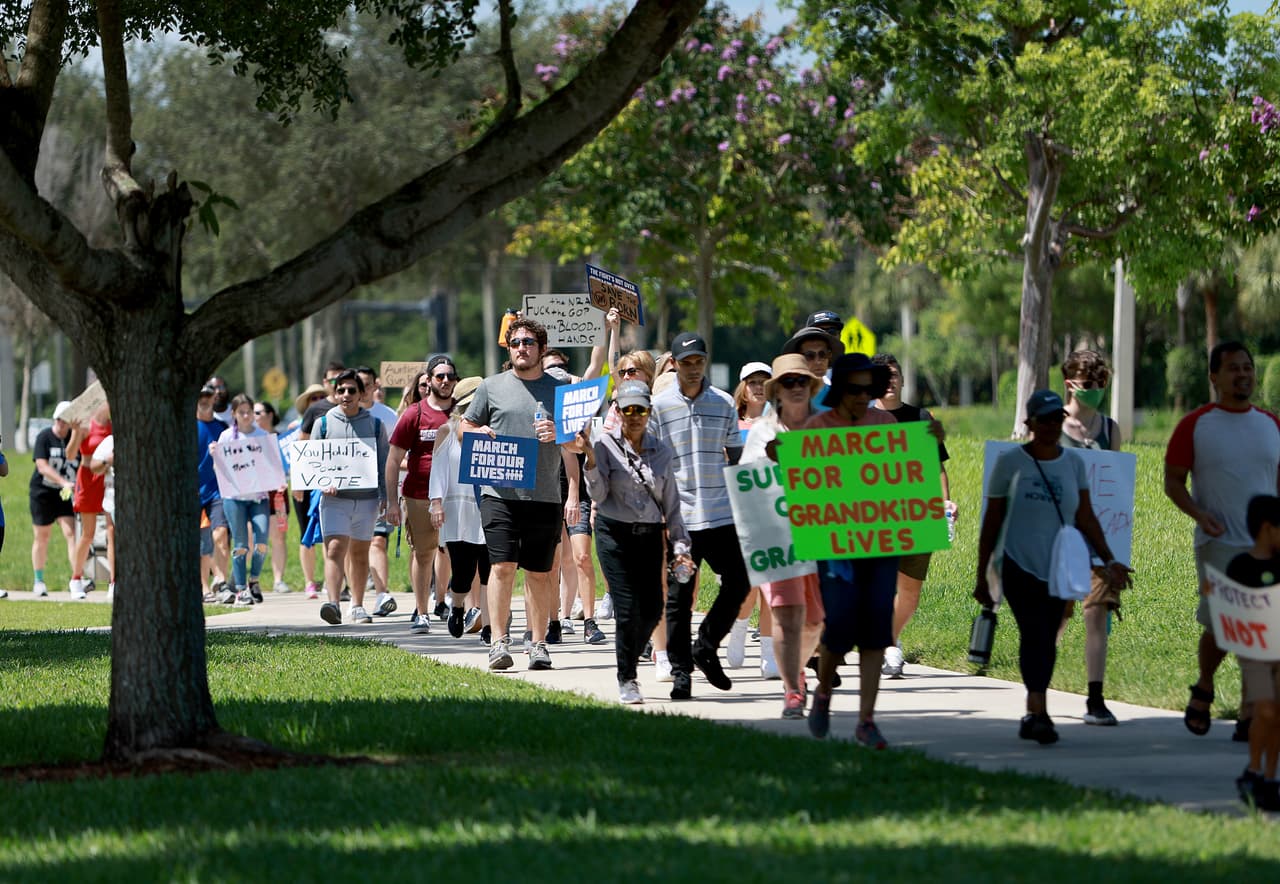 “No vamos a dejar de luchar hasta que obtengamos una prevención integral de violencia armada, por parte del Congreso”, dijo Zoe Weissman, la adolescente de 16 años que se encargó de organizar el evento.
<br>