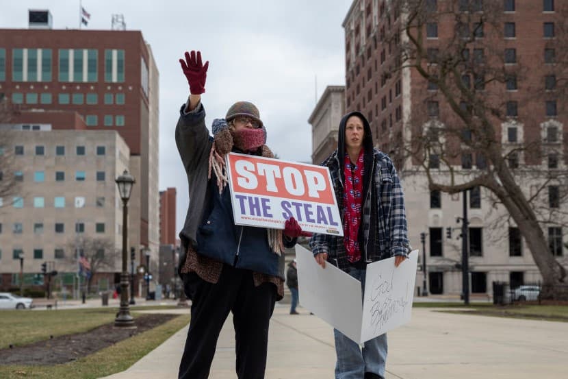 Promotores de conspiraciones o condenados por delitos federales: los últimos fieles del "fraude electoral" que denuncia Trump