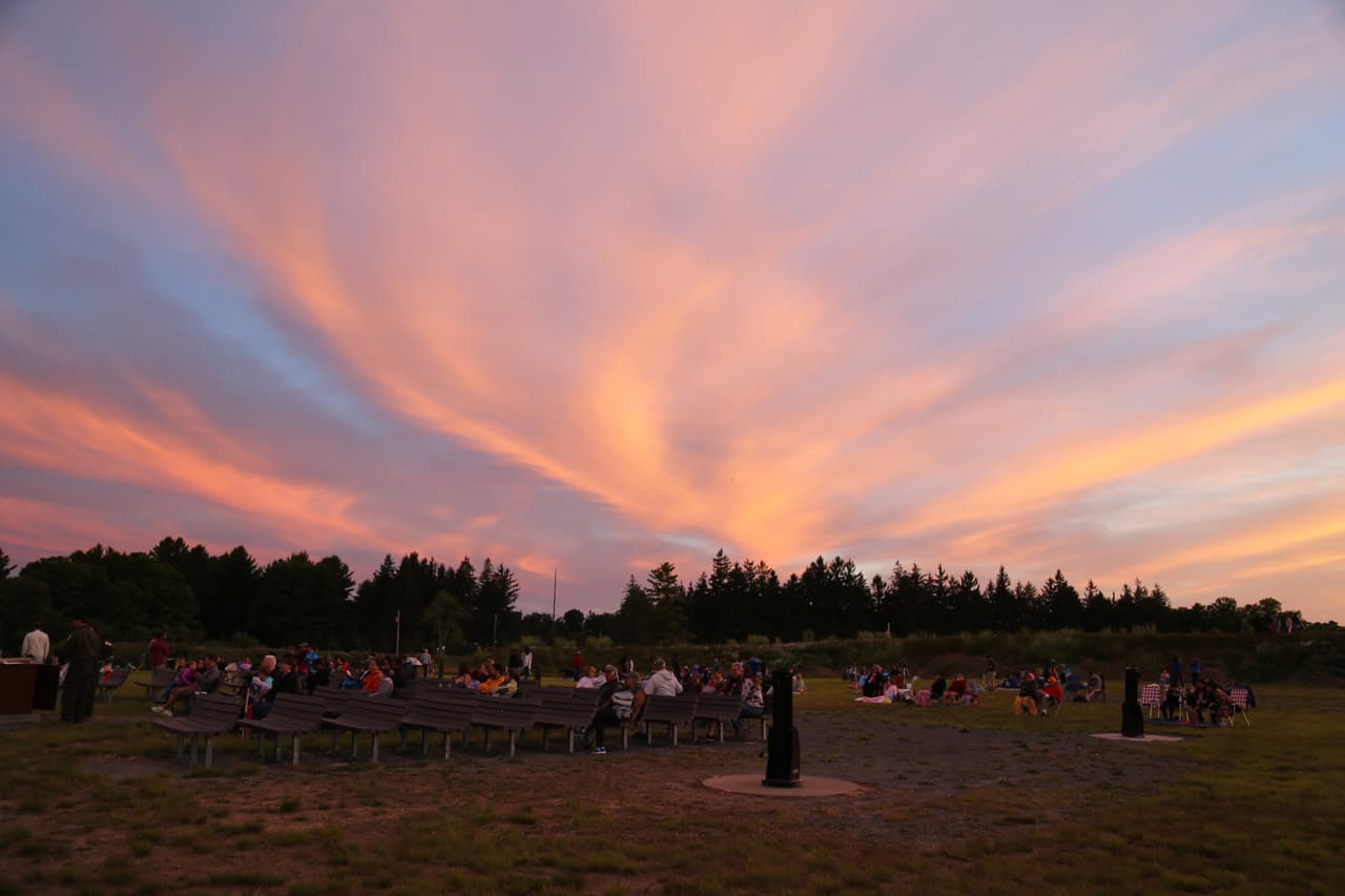 Las mascotas están prohibidas en el campo de observación astronómica nocturna, el campamento y el área de observación pública del cielo nocturno. Si planea visitar el Parque Estatal Cherry Springs, haga los arreglos necesarios para su mascota. Los campamentos en el campamento se pueden reservar. Haga 
<a href="https://pennsylvaniastateparks.reserveamerica.com/camping/cherry-springs-state-park/r/campgroundDetails.do?contractCode=PA&parkId=880143" target="_blank">reservaciones en línea</a> o llame sin cargo al 888-PA-PARKS, a partir de las 7:00 A.M. a las 5:00 p.m., de lunes a sábado.