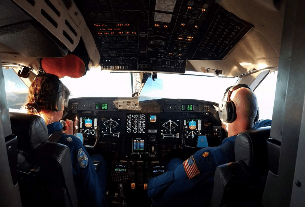 Este es el centro de mando del cazahuracanes #NOAA49. Un equipo científico sobrevoló la tormenta este 2 de octubre. Entre ellos, los pilotos Kristie Twining (izquierda) y Ron Moyers (derecha). Fotografía de Paul Flaherty (NOAA).