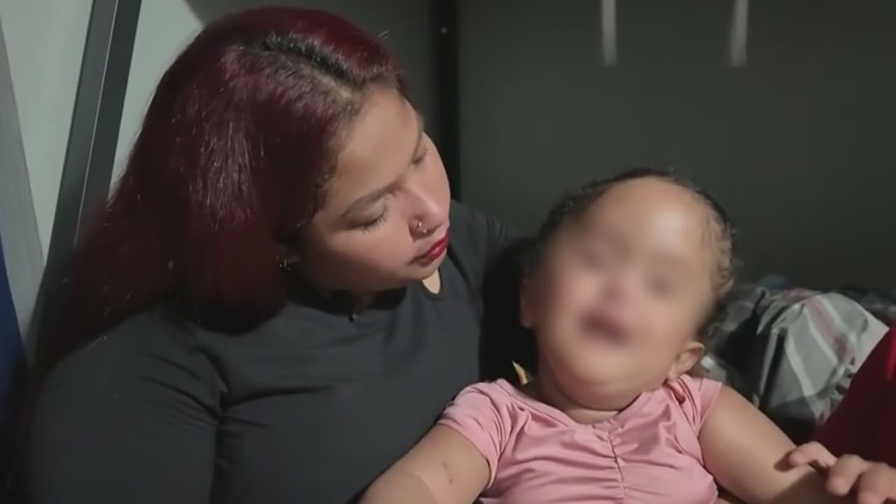 Madre venezolana en Miami cuida a su hija enferma mientras ICE mantiene detenido a su esposo